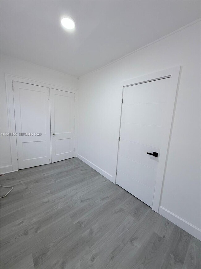 Building Photo - 1560 SW 5th St