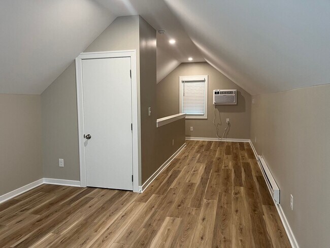 Building Photo - Renovated 5 Bedroom house in Saint Paul