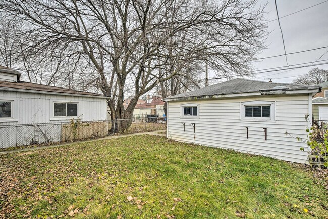 Building Photo - 10431 S Eberhart Ave
