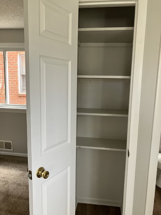 Building Photo - Available May 1!  Spacious 3 BR, 1.5 Bath in East Rochester