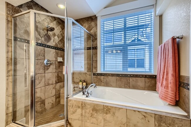 Building Photo - Long Realty & Property Management - Wonderfully Located Townhome in Great Neighborhood