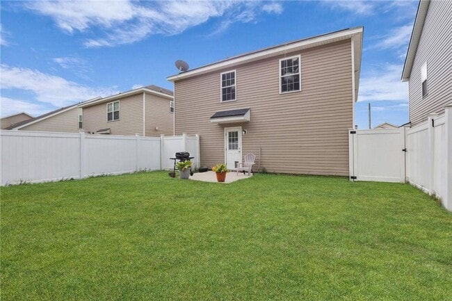 Building Photo - Modern 4 Bedroom South Savannah Home with Fenced Backyard