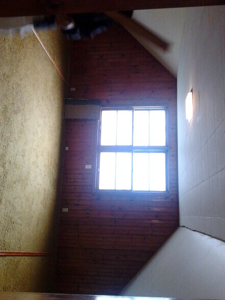 Building Photo - 1821 E 6th St