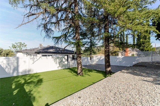 Building Photo - 10425 Pinyon Ave