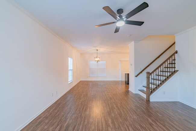 Building Photo - Charming end unit townhome in Matthews!