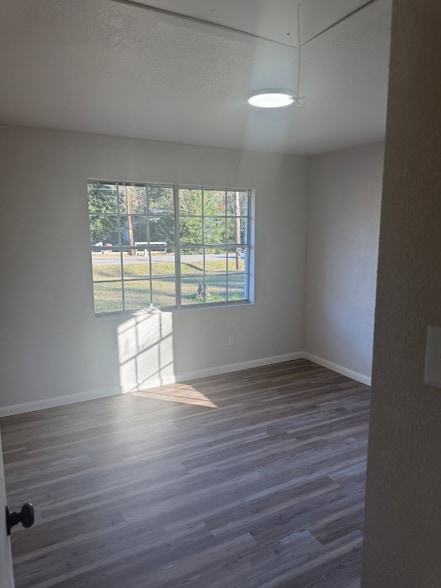 Building Photo - 910 Moran St