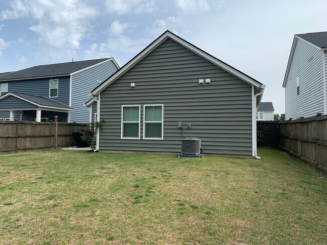 Building Photo - 221 Pink Azalea St