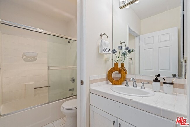 Building Photo - 102 N Sweetzer Ave