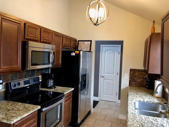 Building Photo - 1996 S Cherry St