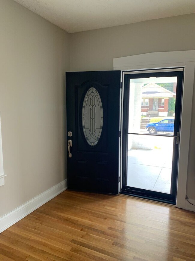 Building Photo - Beautiful 2 Bedroom 1 Bath, Newly Updated!