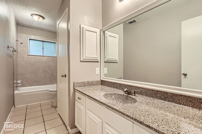 Building Photo - 5607 Circlegate Dr