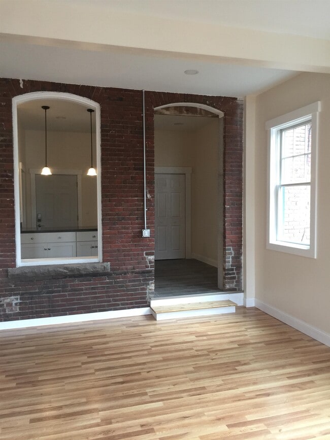 Building Photo - 368 Central St