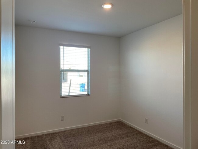 Building Photo - 17401 W Red Fox Rd