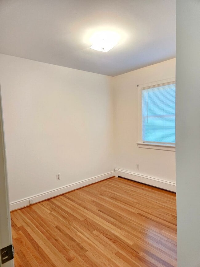 Building Photo - Essex County - 3 Bedroom 1.5 Bath Brick Ra...