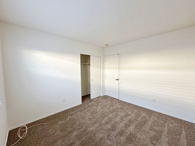 Building Photo - SINGLE STORY HOME WITH CASITA IN GATED COMMUNITY