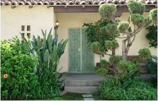 Building Photo - 6230 Lindenhurst Ave