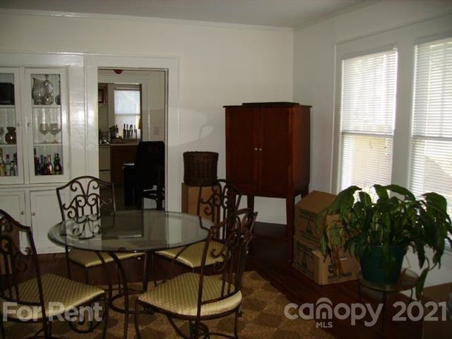 Building Photo - 218 Circle Ave