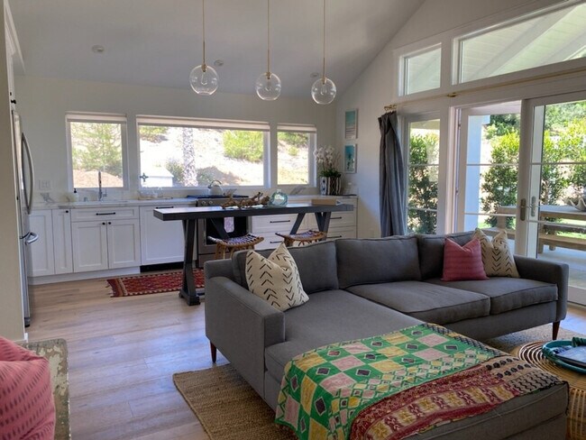 Building Photo - 727 Sonrisa St