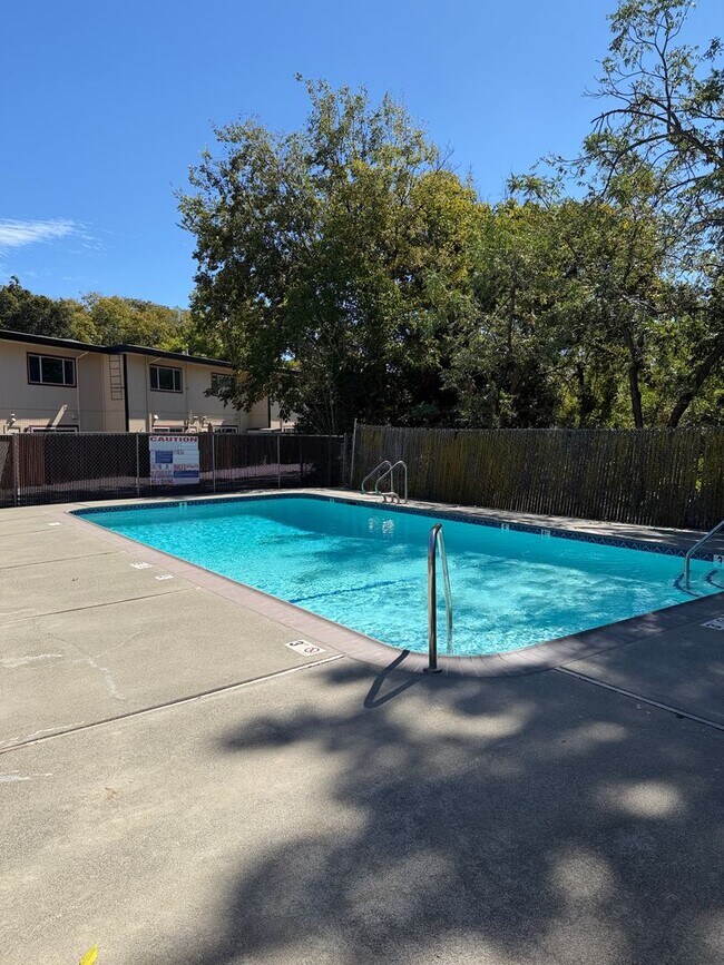 Building Photo - 490 Edgewood Dr