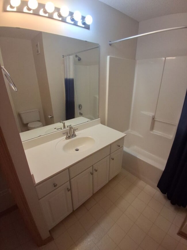 Building Photo - Light and bright! 2 BR, 1.5 BATH Woodbury ...