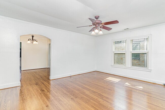 Building Photo - 5930 La Vista Dr