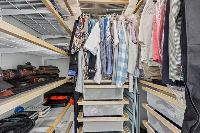 Building Photo - 2640 Lake Shore Dr