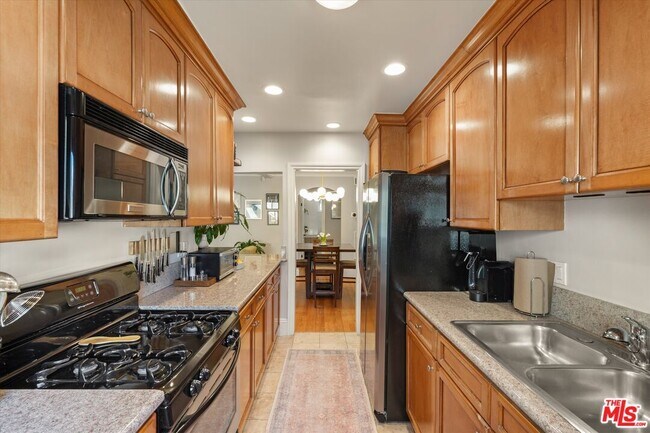 Building Photo - 14934 Dickens St