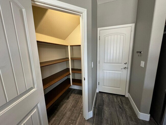 Building Photo - Stunning 4/3 in Roseville! 2 Car Garage!