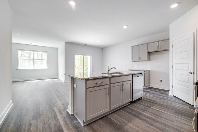 Building Photo - Beautiful 4 bedroom, 2 bathroom home locat...