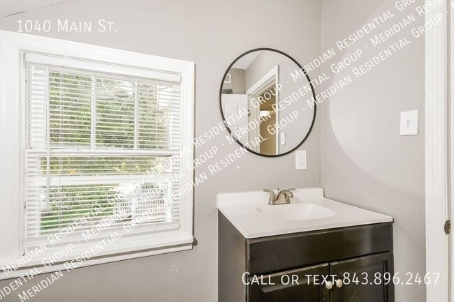 Building Photo - 1040 Main St