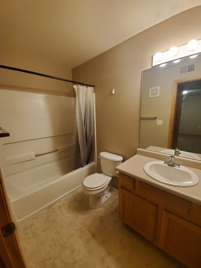 Building Photo - Cozy 2 Bed 2 Bath Condo