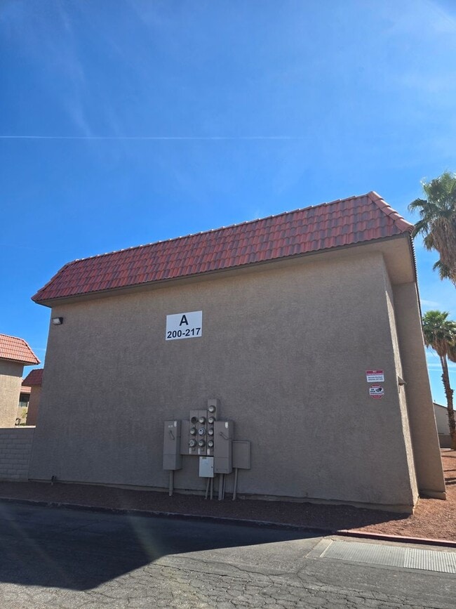 Building Photo - A nice & cozy 1-bedroom, 1-bathroom upstairs condo