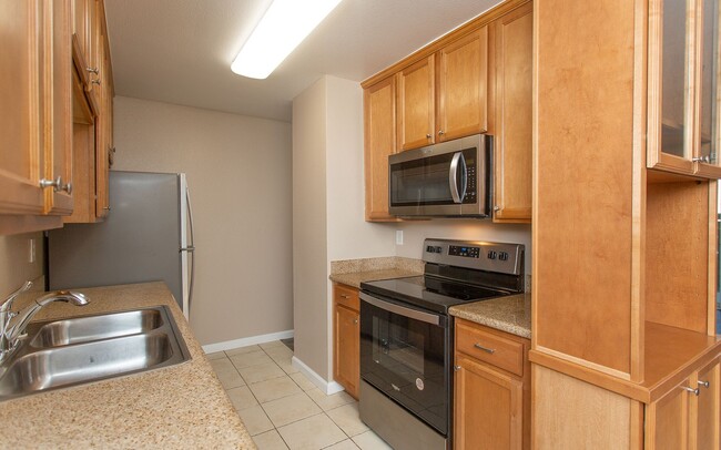 Building Photo - Sleek and Stylish 2 Bedroom Condo in Encin...