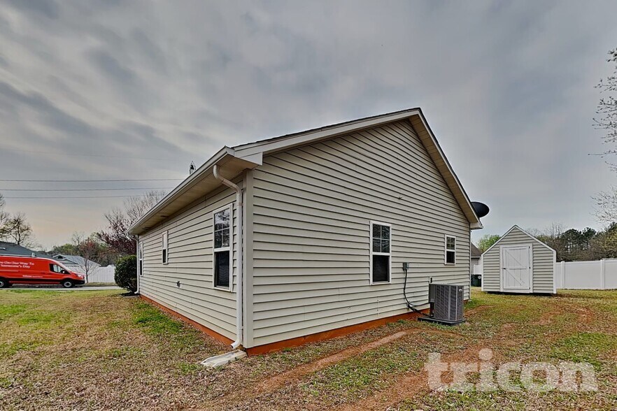 Building Photo - 18011 Lynn Ln