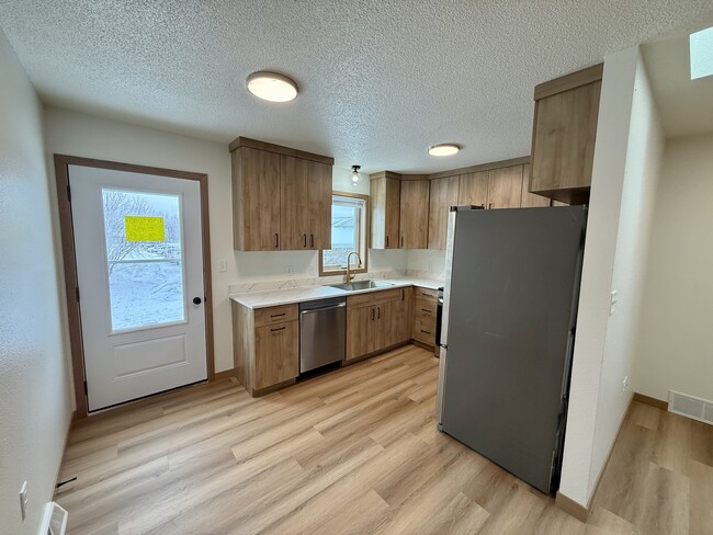 Building Photo - 1004 Castlewood Dr