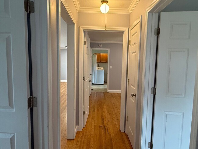 Building Photo - ** PENDING APPLICATION ** 3/2 bath home - Town Acres School District!