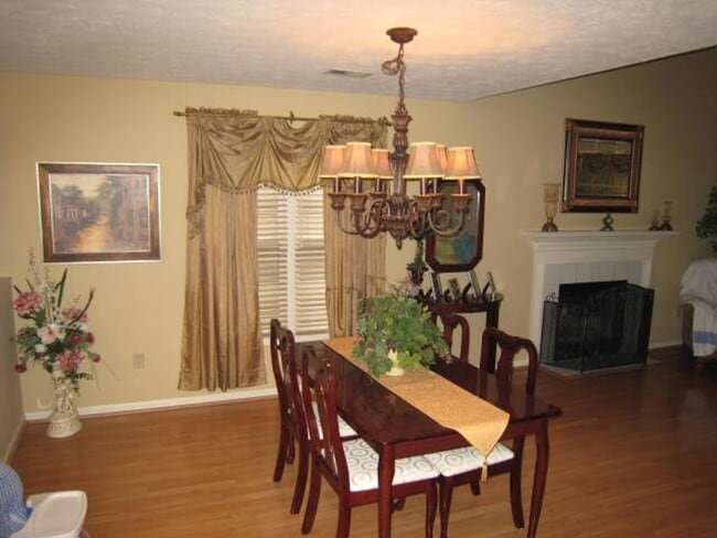 Building Photo - 2 bed + Bonus Room - Great School District...