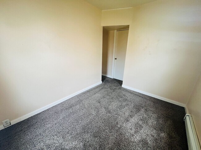 Building Photo - 4 bedroom 2 bathroom house (2 bedrooms non...