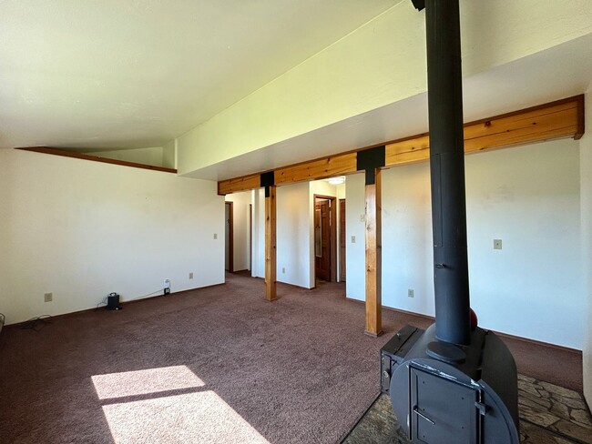 Building Photo - 2 bed, 1 Bath in Hamilton. Includes one ca...