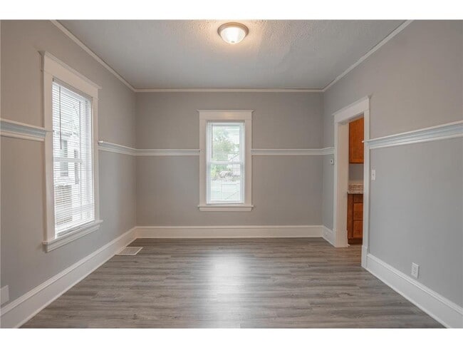 Building Photo - 1317 Reaney Ave E