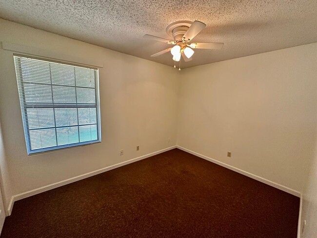 Building Photo - 102 Lady Bird Ln