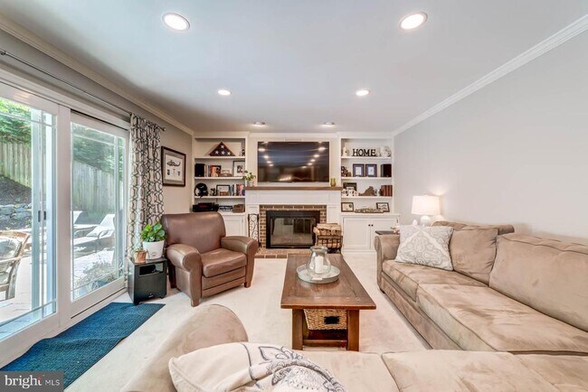 Building Photo - 13930 S Springs Dr