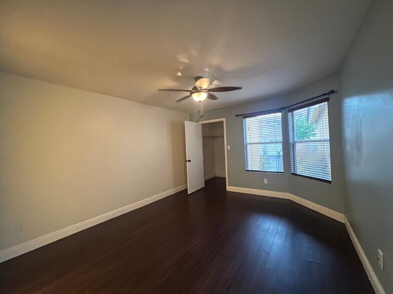 Building Photo - 755 Cove Way