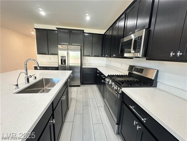 Building Photo - 9565 Camelback Crk Dr