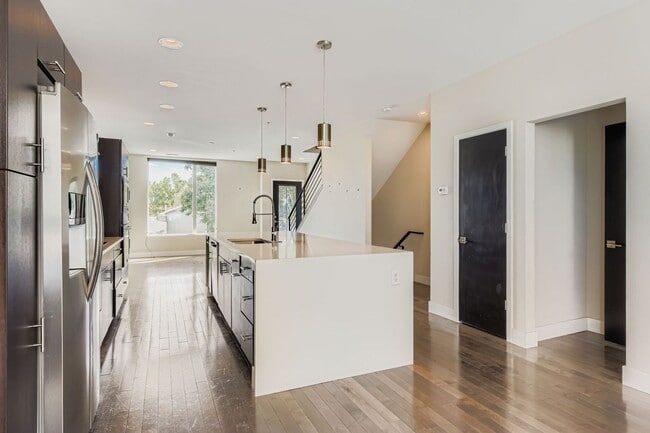 Building Photo - Luxury 3 bed, 3.5 bath Townhome Blocks fro...