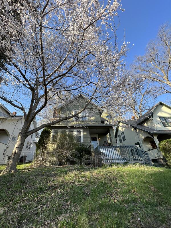 Building Photo - 519 School St