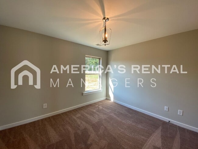 Building Photo - Home for Rent in Talladega, AL...Available to View with 48-hour notice!!!