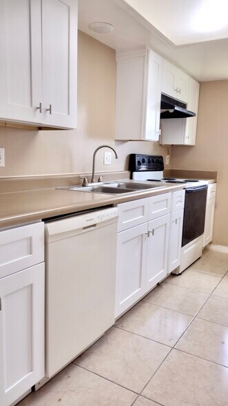 Building Photo - 1348 W Evans Cir