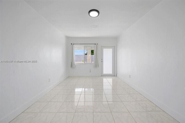 Building Photo - 550 NE 82nd Terrace