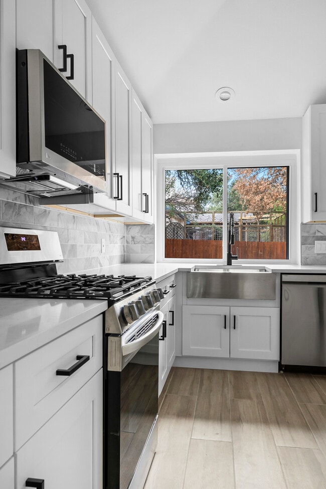 Building Photo - 6408 Back Bay Ln